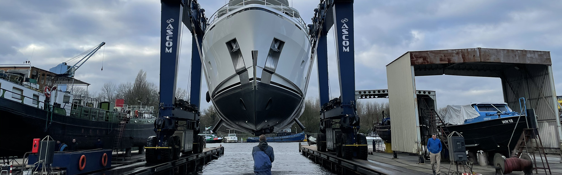 Lifting a yacht for service and repair